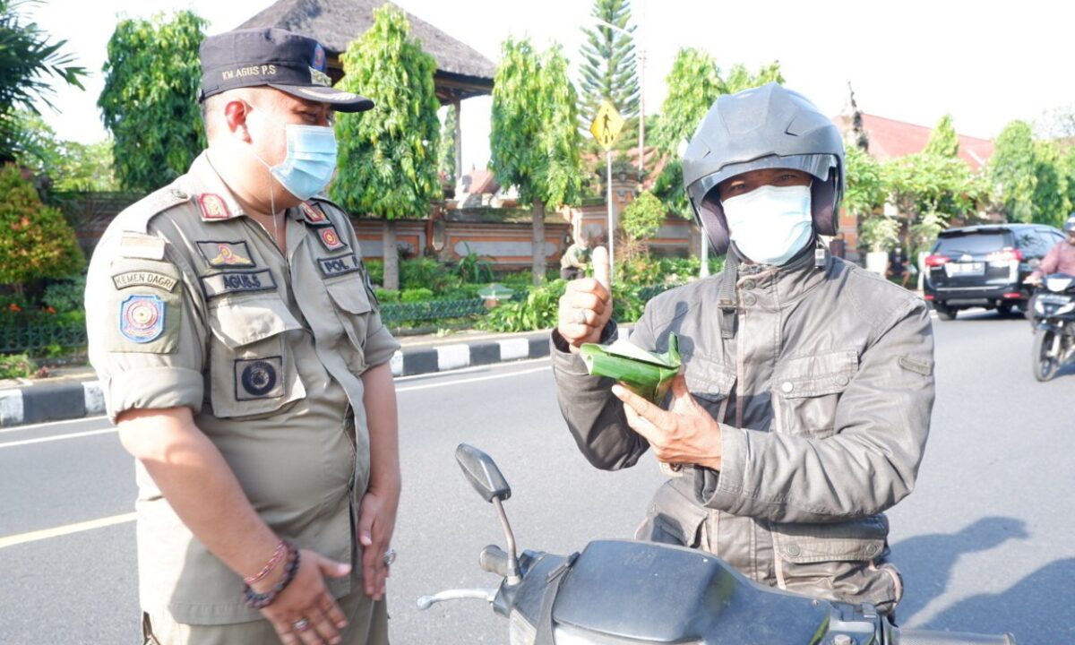 SATUAN POLISI PAMONG PRAJA KABUPATEN KLUNGKUNG BAGI-BAGI NASI KEPADA WARGA