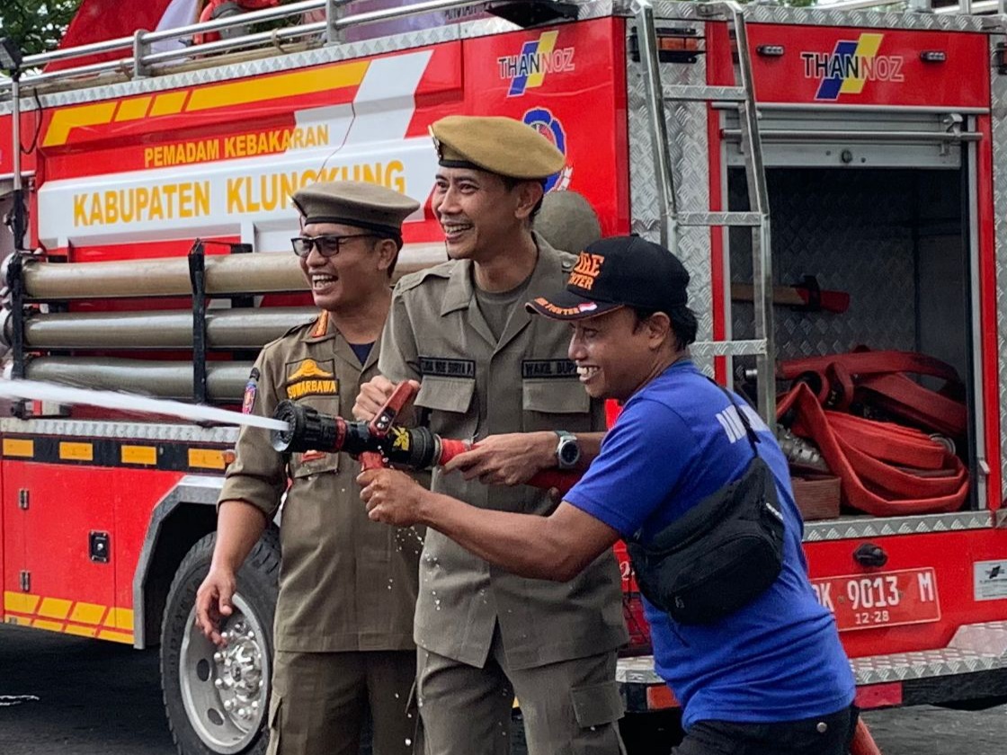 Momen Istimewa Wakil Bupati Klungkung Hadir dengan Seragam Kebanggaan Satpol PP dalam Pengukuhan PPPK Satpol PP dan Damkar