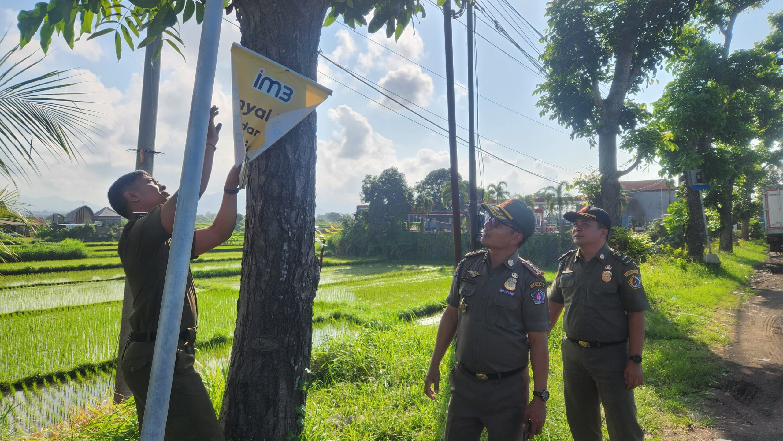 Banner Mengganggu Estetika Kota, Satpol PP Klungkung Turun Tangan Tertibkan Langsung